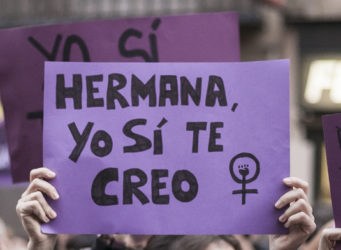 Pancarta de una manifestación de apoyo a la víctima de la violación