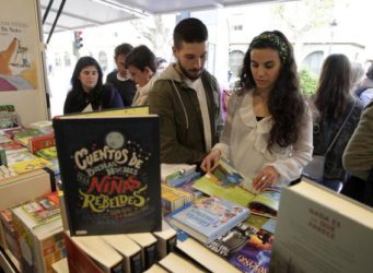 Imagen de una caseta de la Feria del Libro de Cáceres