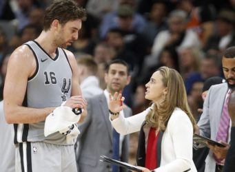 Imagen de Gasoll hablando con Becky Hammon