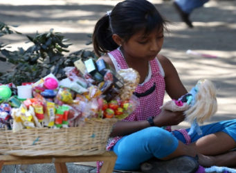 imagen de una niña vendedora en México