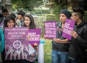 grupo de chicos y chicas con carteles feministas