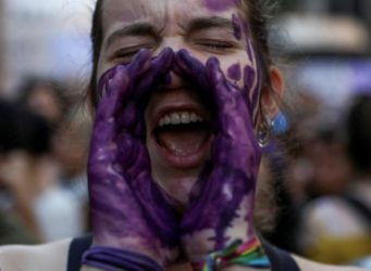 una joven en una manifestación feminista