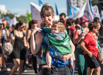 Imagen con una madre y su hijo el 8M en Argentina