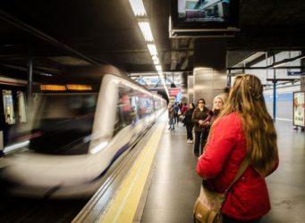 Mujer en estación de metro