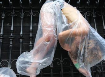 imagen de una mujer desnuda envuelta en plásticos