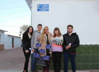 Rosa Liarte y los alumnos del IES Cartima en la inauguración de las calles