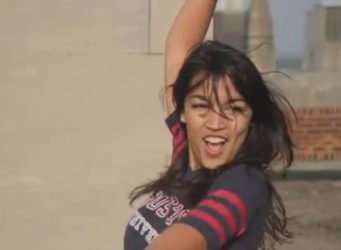 Fotograma del vídeo de Alexandria bailando en la universidad