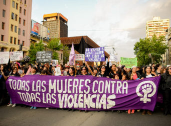 imagen de una manifestación femenina con una pancarta contra todas las violencias