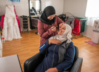 dos mujeres en un centro de belleza en Jordania