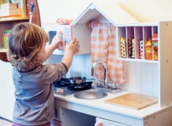 Imagen de una niña jugando a las cocinitas