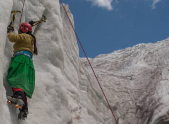 Imagen de Dora Magueño escalando en hielo
