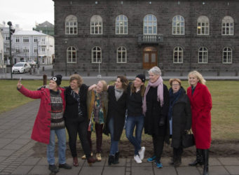 Un grupo de personajes femeninos relevantes ante su Parlamento