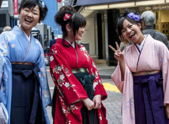 tres japonesas con vestidos tradicionales