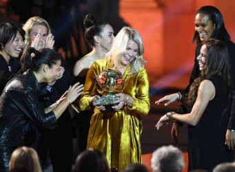 Imagen de Ada Hegerberg recibiendo el balón de oro