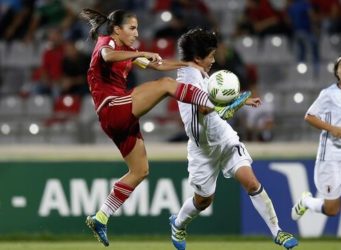 Una futbolista con el balón