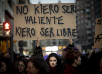 una joven con la pancarta no kiero ser valiente sino libre