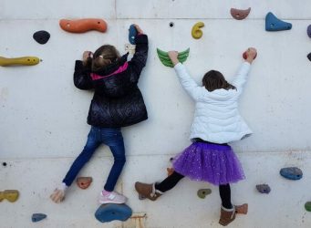 Dos nenas en un rocódromo