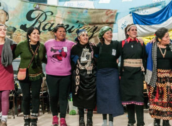 imagen de una cadena abrazo de mujeres indígenas