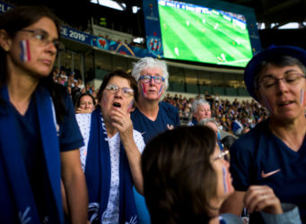 En el centro, dos de las jugadoras de la selección francesa de fútbol de 1971