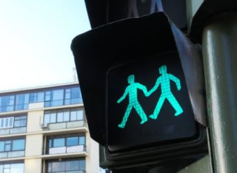 Imagen de un semáforo con dos figuras masculinas