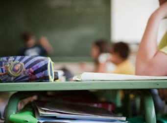 imagen de un estuche encima de una mesa de un aula