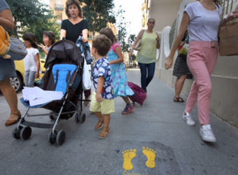 un grupo de padres, madres y alumnado de un colegio de Valencia