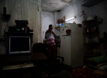 Una mujer en la cocina de su casa en La Habana