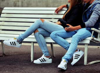 Imagen de una pareja joven sentada en un banco