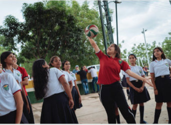grupo de niñas colombianas jugando al voleibol
