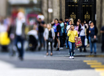 Una mujer cruza la Gran Vía de Madrid