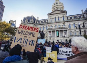 Manifestación con el cartel bienvenidos soñadores