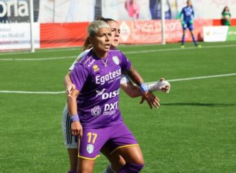 imagen de dos jugadoras de fútbol