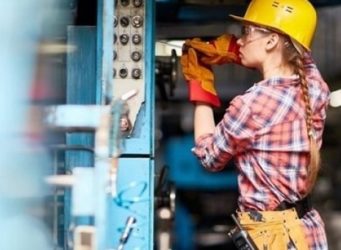 imagen de una trabajadora con casco y gafas protectoras