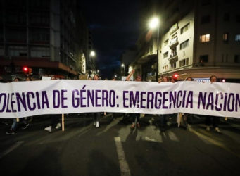 imagen de la cabecera de una manifestación feminista en Uruguay