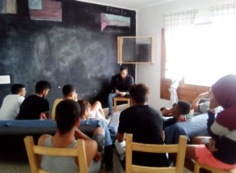 imagen de una charla a un grupo de menores migrantes