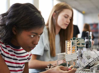 Dos mujeres trabajan en electrónica