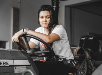 una joven subida en un tractor