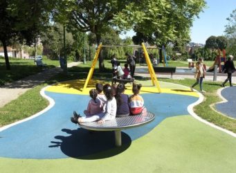 grupo de niños y niñas en un parque