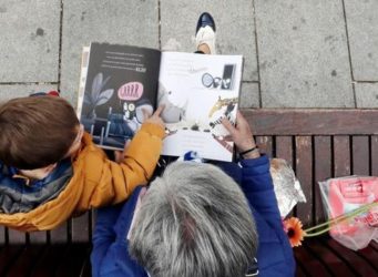 Una abuela leyendo un libro a su nieto
