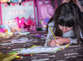 imagen de una niña pintando