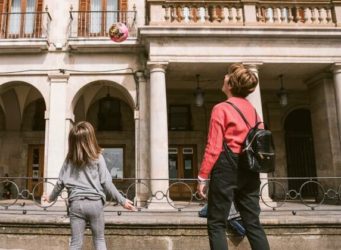 Madre e hijo en Vitoria el día que se suspendieron las clases