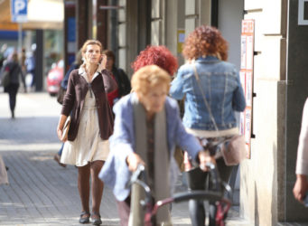imagen de varias mujeres andando por una calle