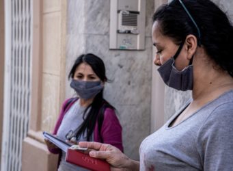 imagen de dos mujeres del Sindicato con mascarilla