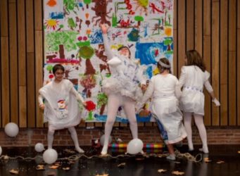 grupo de jóvenes haciendo una obra de teatro