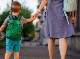 una mujer con un niño de la mano