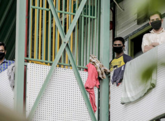 Jovenes con mascarilla en Singapur