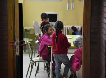 varios niños y niñas en una clase