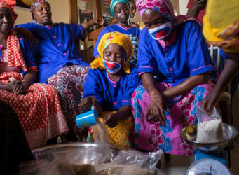 imagen de varias mujeres senegalesas con mascarillas en una habitación