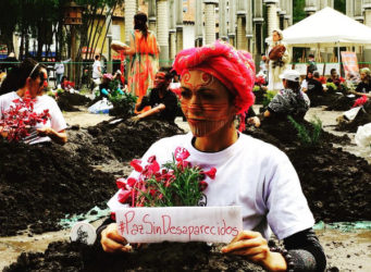 una joven con la cara pintada y una planta en sus manos