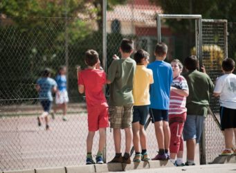 niños jugando en un patio de colegio